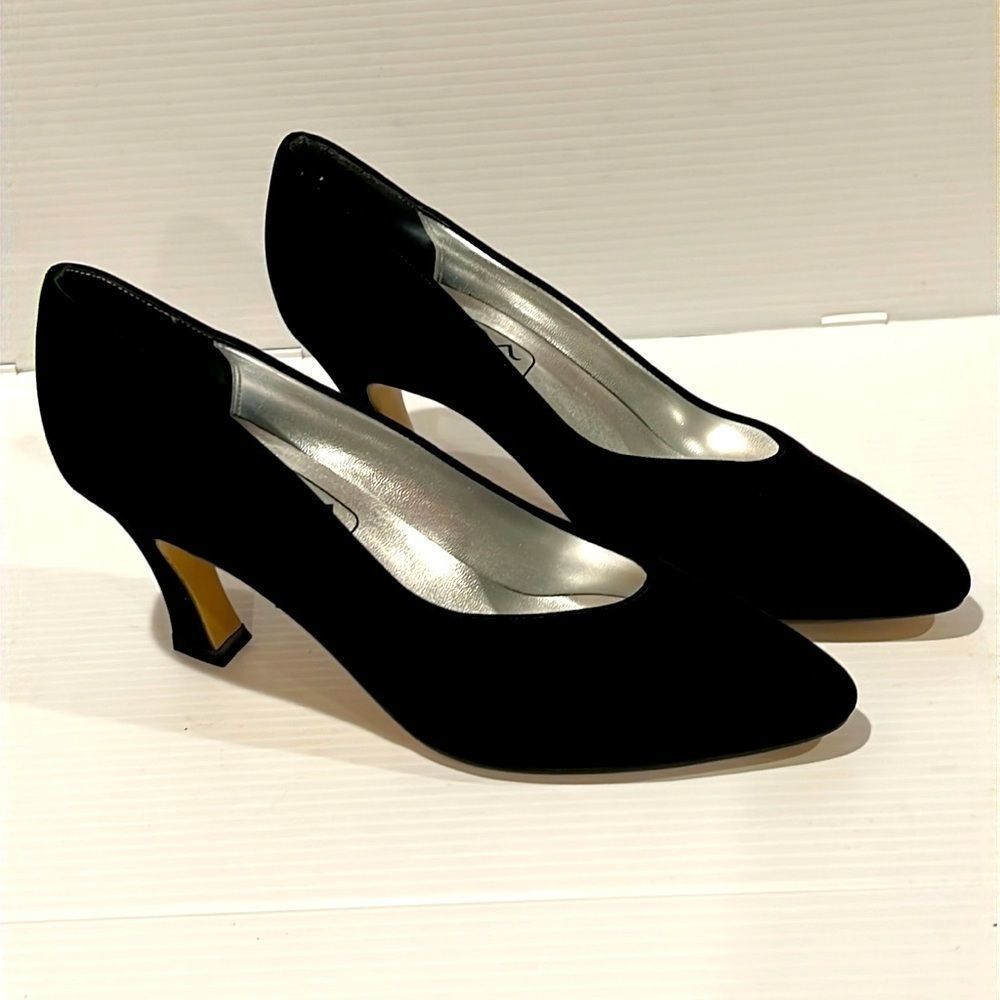 The Touch of Nina Velvety Pumps — 7.5M - NWOT